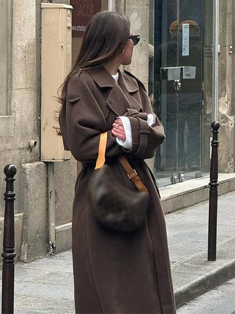 Lange trenchcoat dames met ceintuur, dubbele rij knopen en reverskraag voor herfst en winter 1