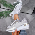 Sneakers dames met sleehak, ritssluiting opzij en metallic finish 9