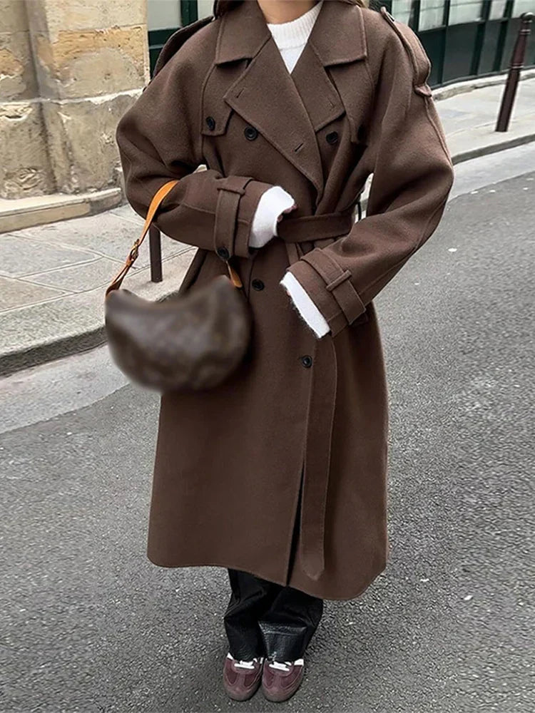 Lange trenchcoat dames met ceintuur, dubbele rij knopen en reverskraag voor herfst en winter 2