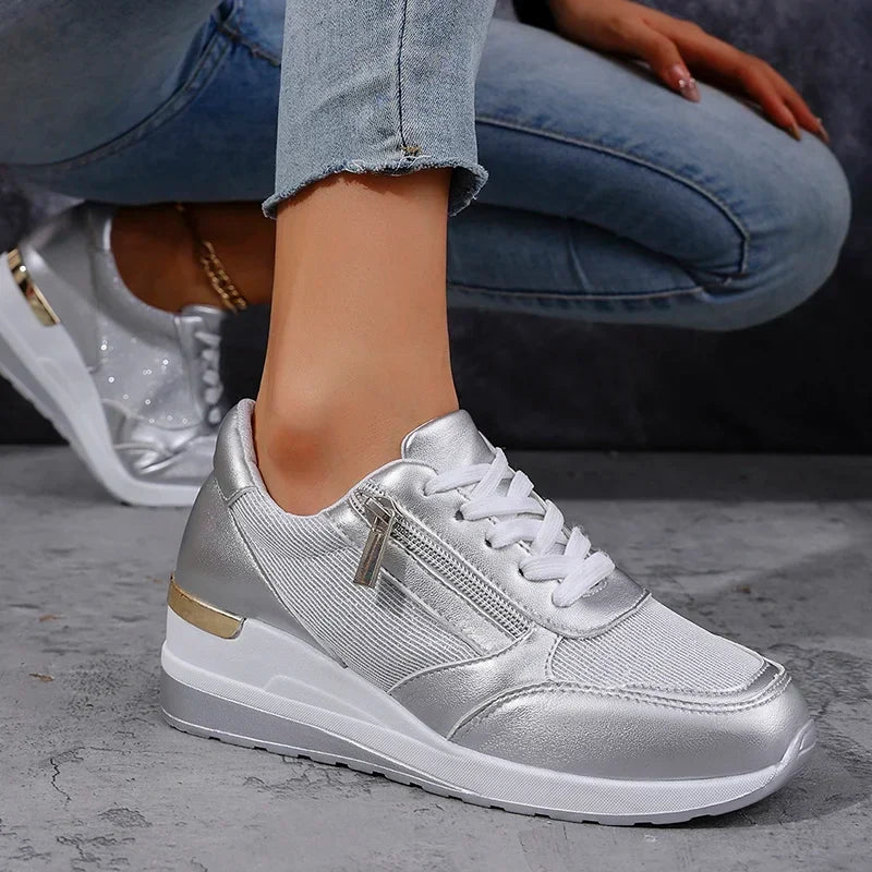Sneakers dames met sleehak, ritssluiting opzij en metallic finish 12