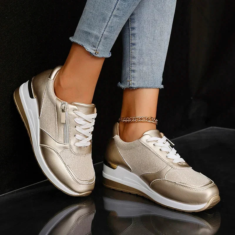 Sneakers dames met sleehak, ritssluiting opzij en metallic finish 2