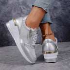 Sneakers dames met sleehak, ritssluiting opzij en metallic finish 11