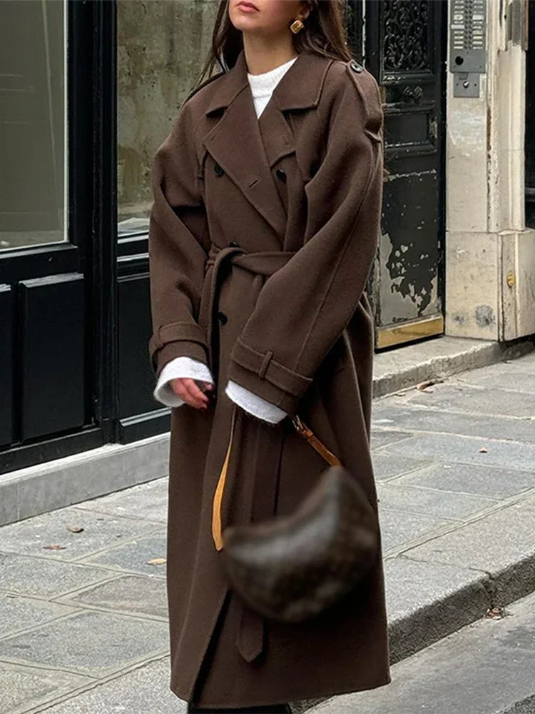 Lange trenchcoat dames met ceintuur, dubbele rij knopen en reverskraag voor herfst en winter 3