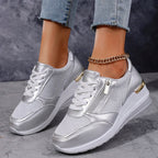 Sneakers dames met sleehak, ritssluiting opzij en metallic finish 8