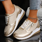 Sneakers dames met sleehak, ritssluiting opzij en metallic finish 1