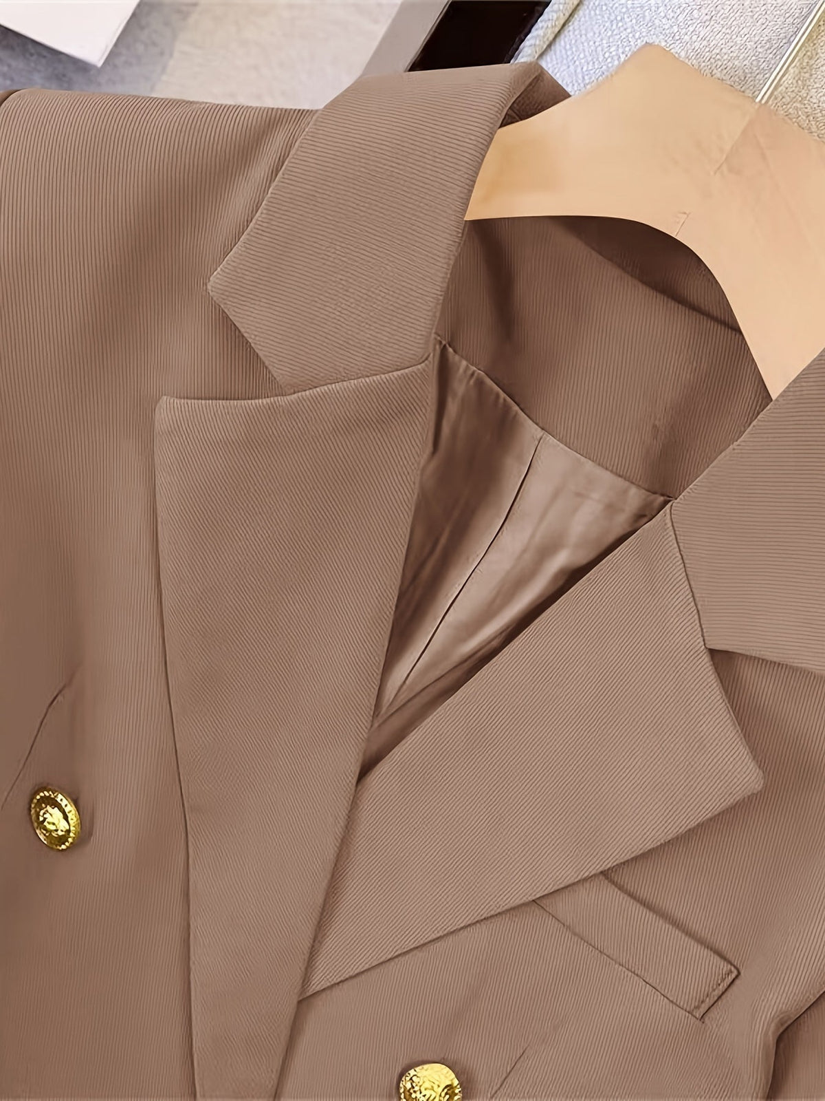 Blazer dames met dubbele rij gouden knopen, reverskraag en kleppenzakken 10