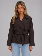 Cropped trenchjas dames met dubbele knoopsluiting en ceintuur 1