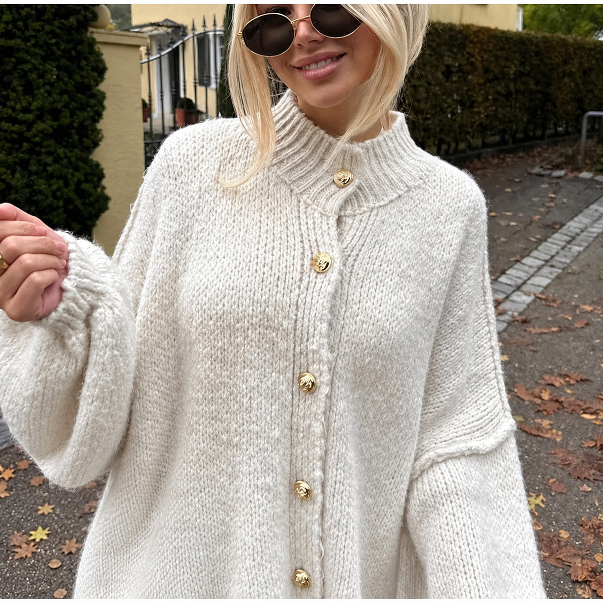 Kort gebreid vest dames met gouden knopen en oversized pasvorm
