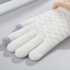 Gebreide handschoenen dames met touchscreen en kabelpatroon 13