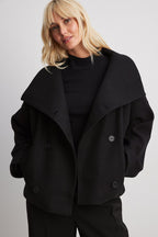 Korte trenchcoat dames oversized met brede revers en dubbele knooprij 1
