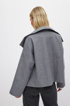 Korte trenchcoat dames oversized met brede revers en dubbele knooprij 10