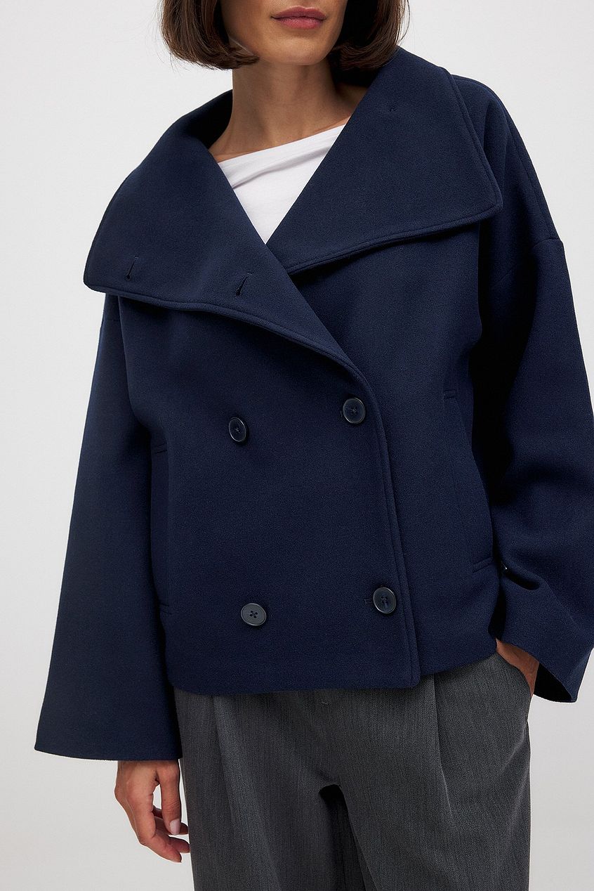 Korte trenchcoat dames oversized met brede revers en dubbele knooprij 2