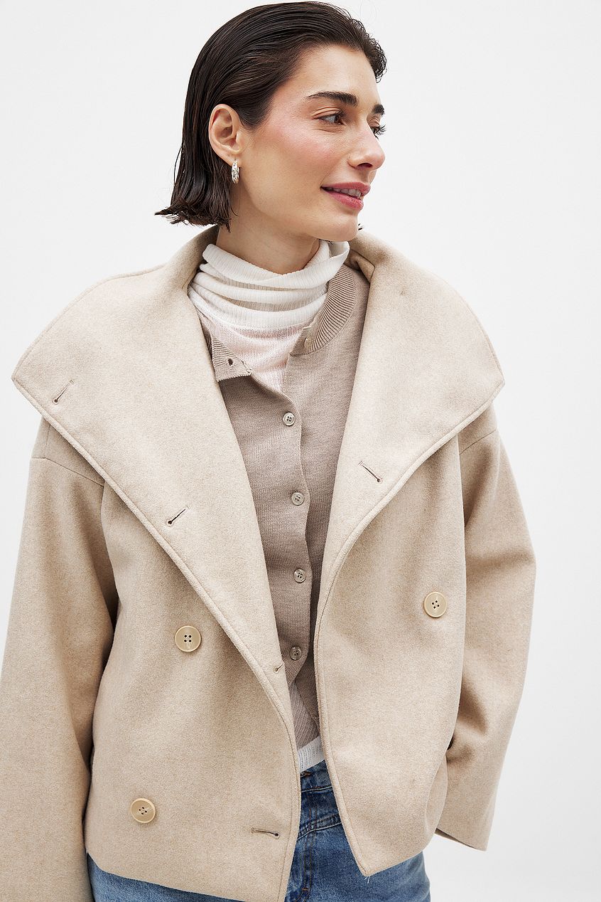 Korte trenchcoat dames oversized met brede revers en dubbele knooprij 3