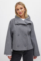 Korte trenchcoat dames oversized met brede revers en dubbele knooprij 4