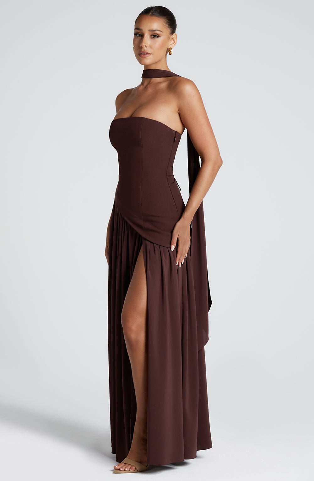 Sopheline - Strapless maxi jurk met hoge split en asymmetrische taille dames