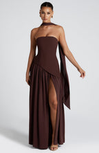 Sopheline - Strapless maxi jurk met hoge split en asymmetrische taille dames